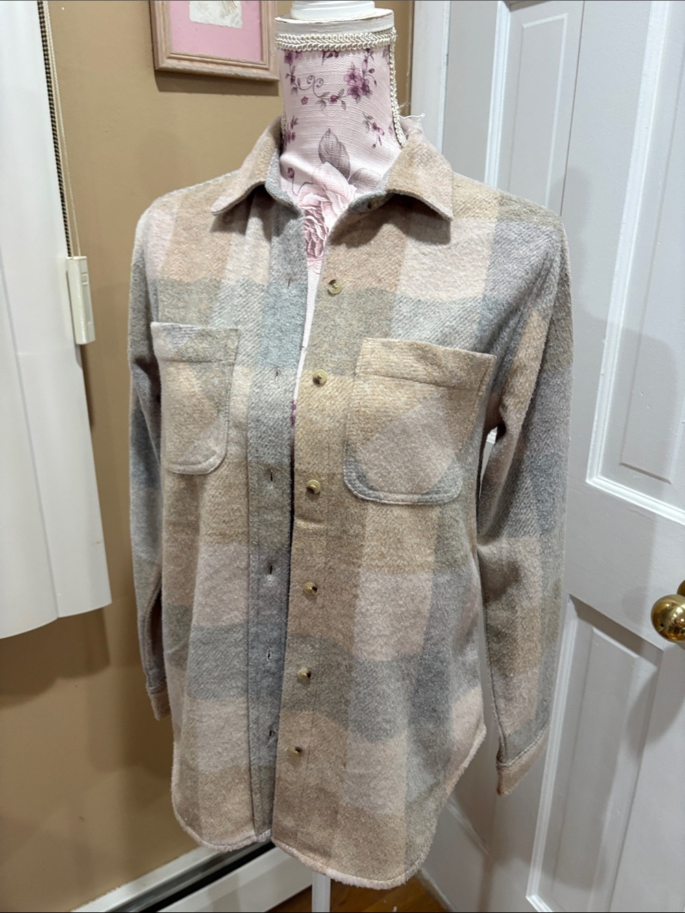 beachlunchlounge Neutral Plaid Utility Shacket in Beige & Gray size xs